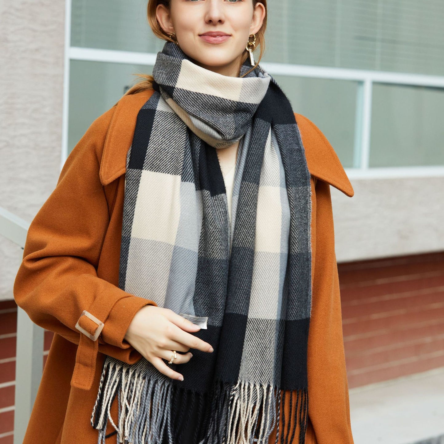 Scarf Wholesale Factory Floor Stand Small Grid Fashion Color Contrast Scarf Female Winter Japanese and Korean Sweet Cashmere like Scarf